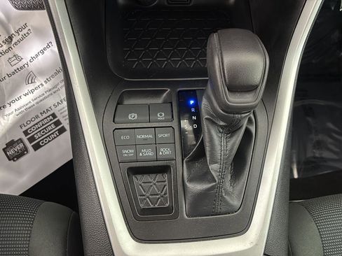 Used 2022 Toyota RAV4 LE image 30