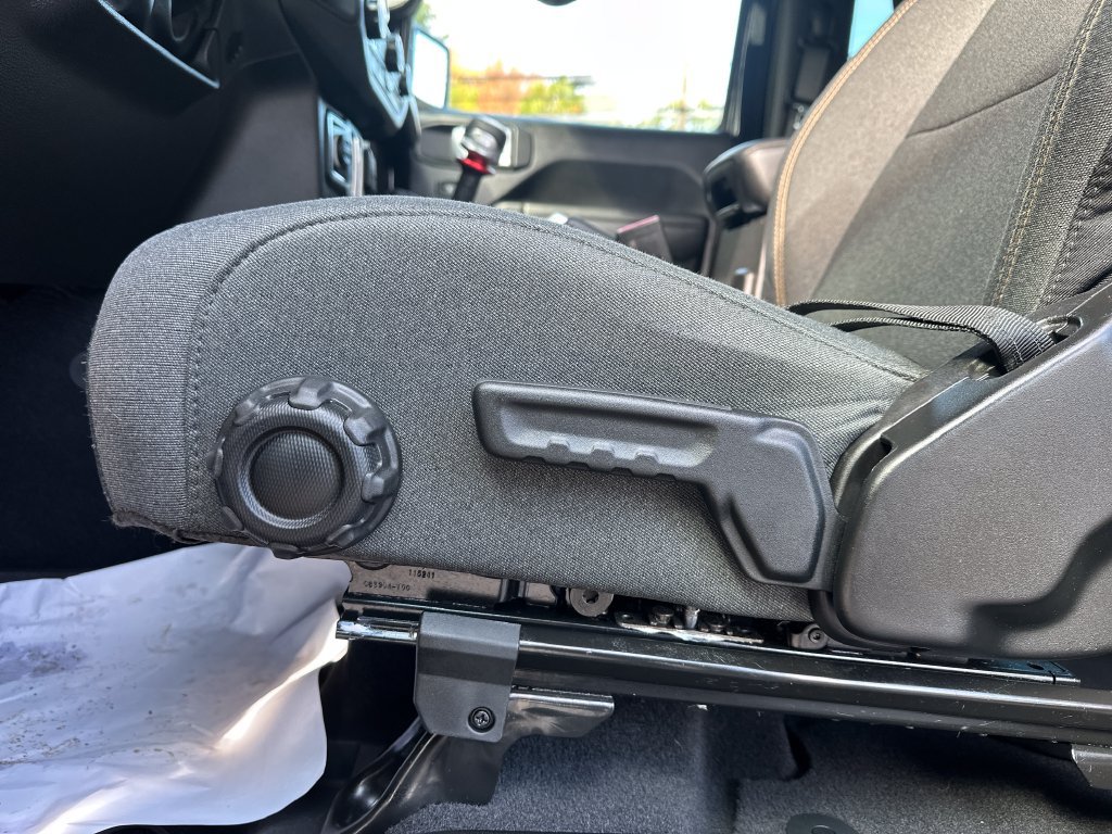 Used 2025 Jeep Wrangler Sport AWD/4WD image 9