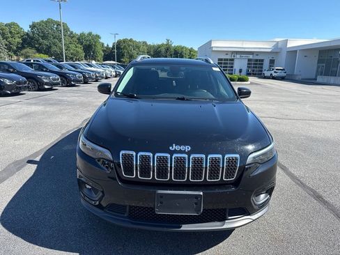 Used 2019 Jeep Cherokee Latitude Plus w/ Comfort/Convenience Group FWD image 2