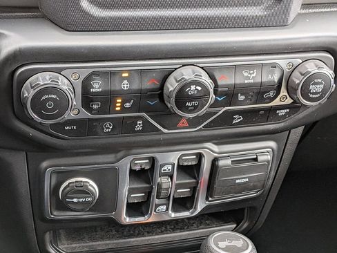 Used 2020 Jeep Wrangler Unlimited Sahara w/ Cold Weather Group AWD/4WD image 17