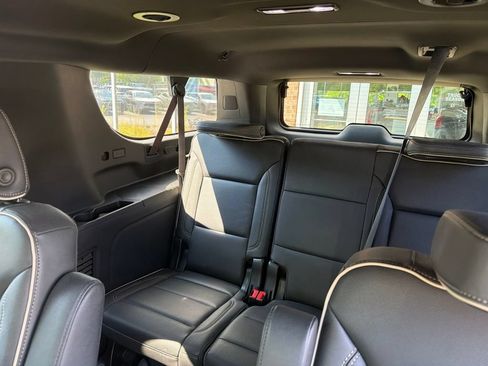Used 2023 GMC Yukon XL SLT w/ SLT Luxury Package AWD/4WD image 6