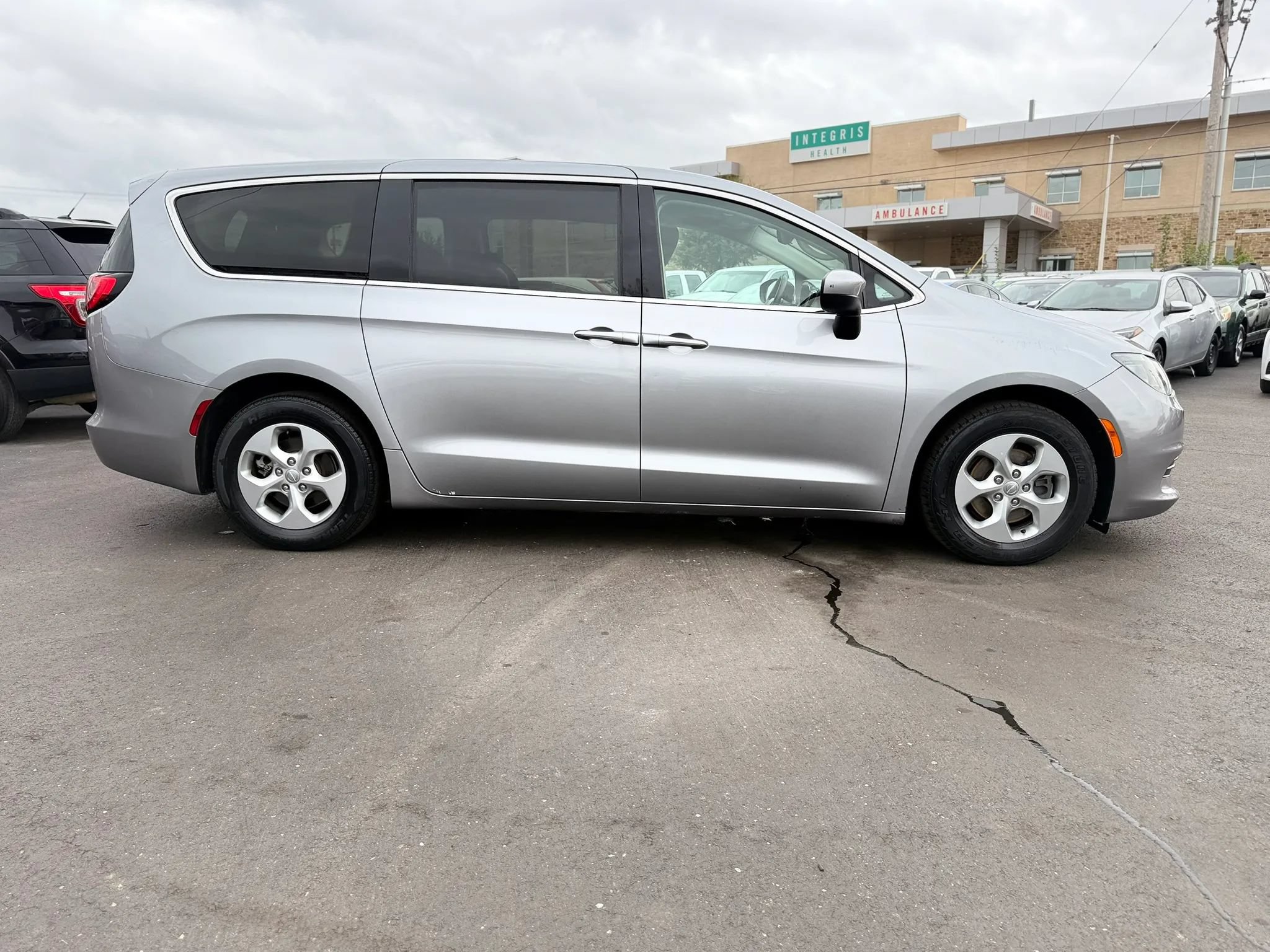 Used 2017 Chrysler Pacifica LX w/ Tire & Wheel Group FWD image 2