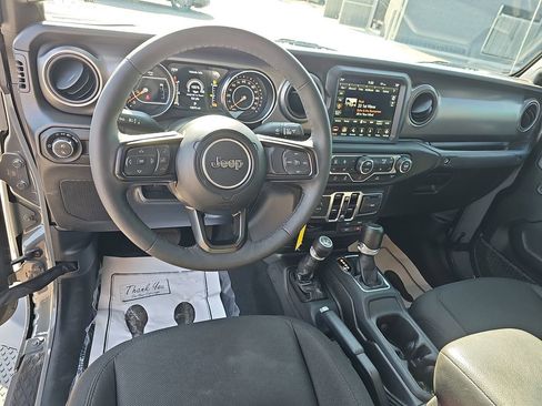 Used 2023 Jeep Gladiator Sport AWD/4WD image 19