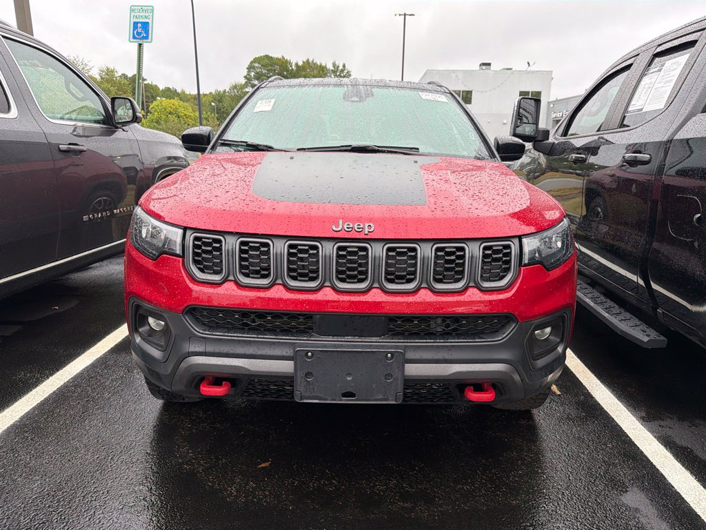 Used 2025 Jeep Compass Trailhawk AWD/4WD image 2