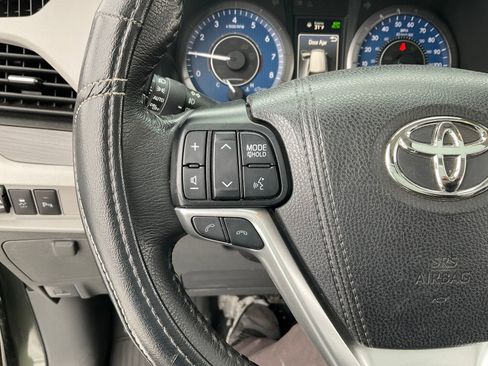 Used 2020 Toyota Sienna XLE w/ XLE Navigation Package image 32