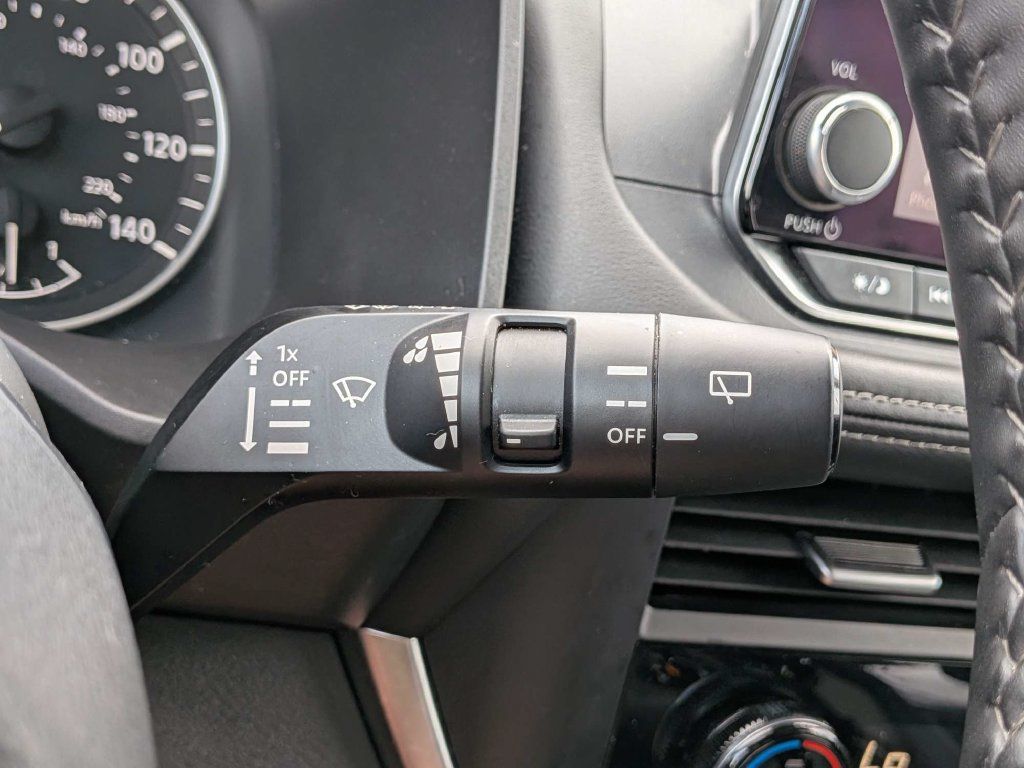 Used 2025 Nissan Rogue SV AWD/4WD image 32