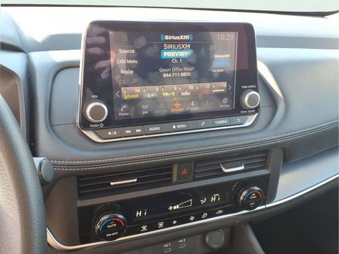 Used 2024 Nissan Rogue SV image 9