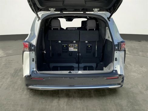 Used 2021 Toyota Sienna Platinum image 21