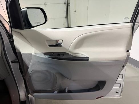 Used 2013 Toyota Sienna SE FWD image 24
