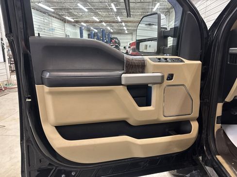 Used 2017 Ford F350 Lariat image 9