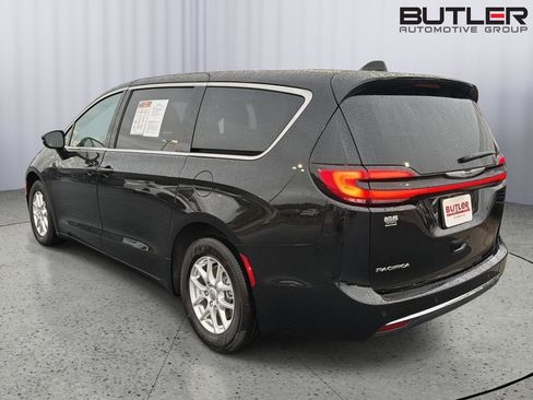 Used 2025 Chrysler Pacifica Select FWD image 4