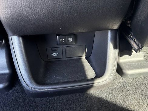 Used 2019 Toyota Highlander XLE AWD/4WD image 17