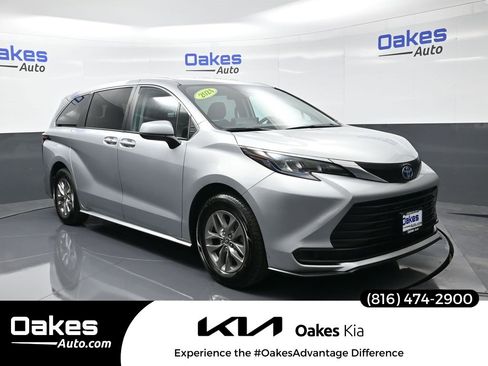 Used 2024 Toyota Sienna LE image 1