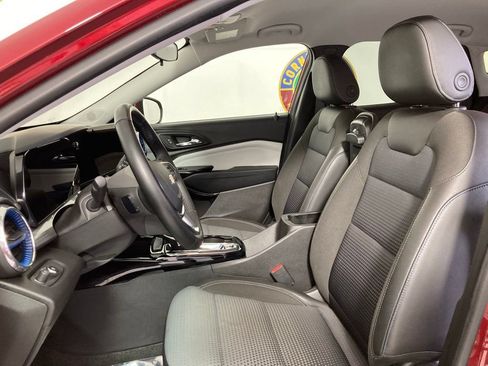 Used 2025 Chevrolet Trax LT w/ LT Convenience Package FWD image 11