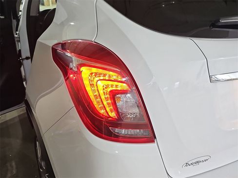 Used 2019 Buick Encore Sport Touring image 34