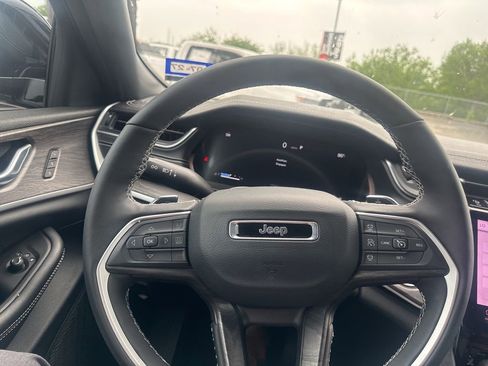 Used 2025 Jeep Grand Cherokee L Limited w/ Black Appearance Package RWD image 10