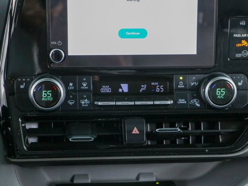 Used 2024 Toyota Highlander XLE FWD image 20