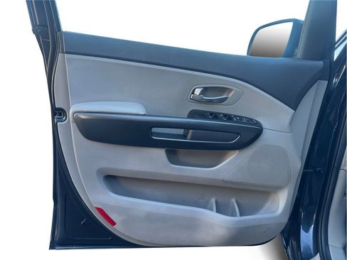 Used 2017 Kia Sedona LX image 17
