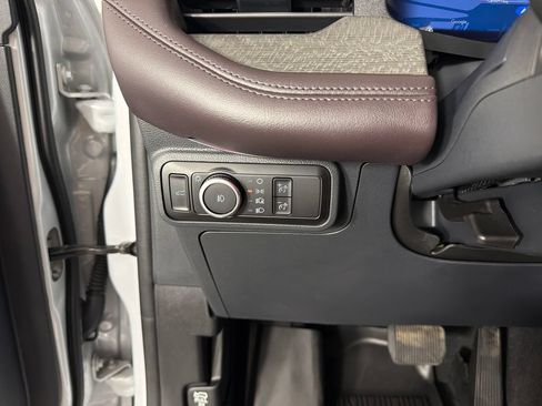 Used 2025 Ford Explorer Platinum w/ Ultimate Package AWD/4WD image 16