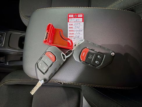 Used 2025 Jeep Wrangler Sahara image 33