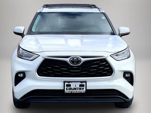Used 2020 Toyota Highlander XLE image 3