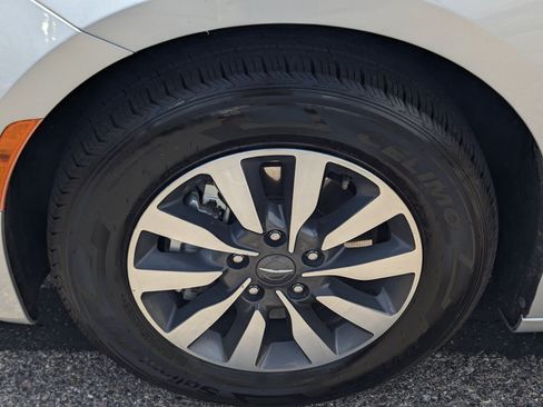 Used 2023 Chrysler Pacifica Limited FWD image 7