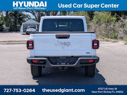 Used 2022 Jeep Gladiator Overland w/ LED Lighting Group AWD/4WD image 4