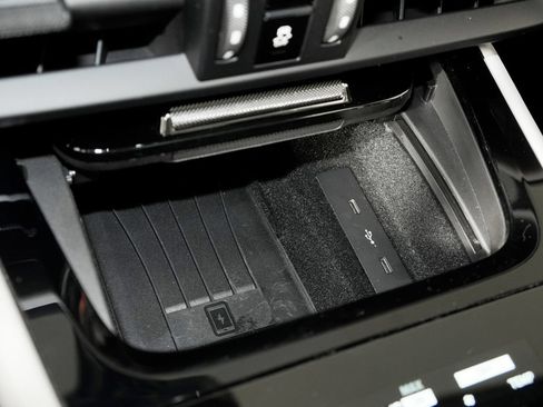 Certified 2025 Porsche Cayenne GTS AWD/4WD image 36