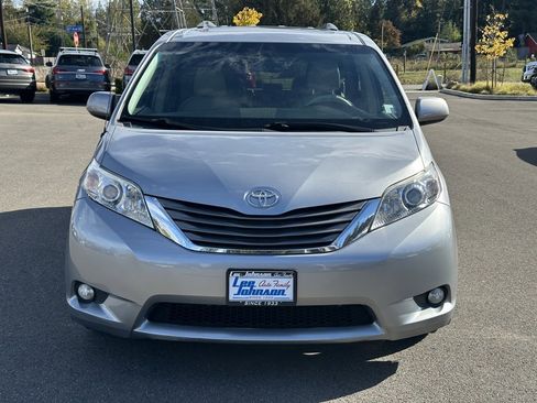 Used 2014 Toyota Sienna XLE image 2