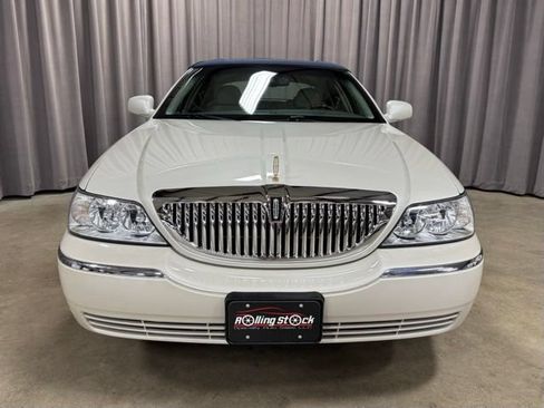 Used 2006 Lincoln Town Car Designer Series RWD image 2