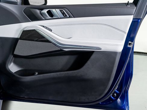 Used 2025 BMW X5 M60i w/ Premium Essential Package image 50