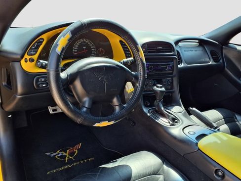 Used 2004 Chevrolet Corvette Coupe w/ Roof Package RWD image 9