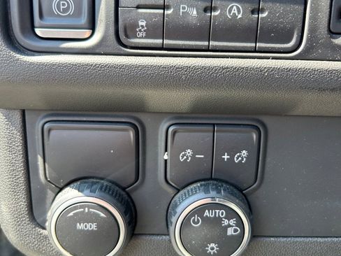 Used 2023 Chevrolet Suburban Premier image 13