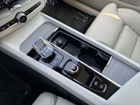 Used 2024 Volvo XC60 T8 Ultimate w/ Climate Package image 7