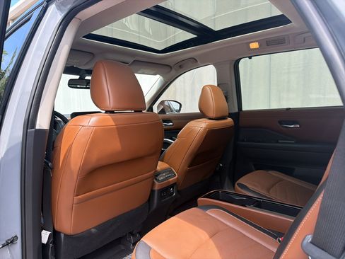 Used 2022 Nissan Pathfinder Platinum w/ Cargo Package FWD image 12