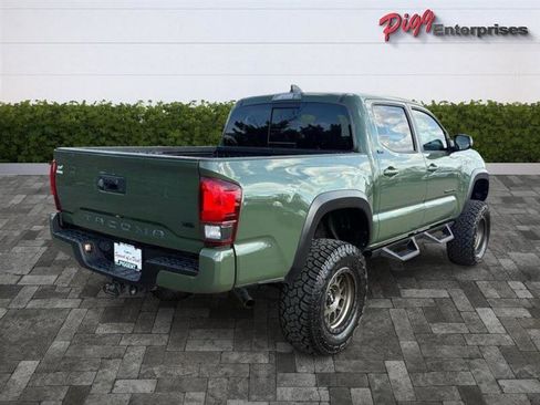 Used 2021 Toyota Tacoma SR5 w/ Trail Edition image 12