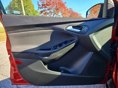 Used 2018 Ford Focus SE w/ SE Appearance Package image 12