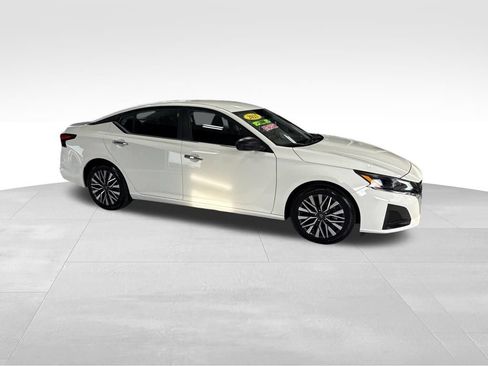 Used 2025 Nissan Altima 2.5 SV FWD image 7