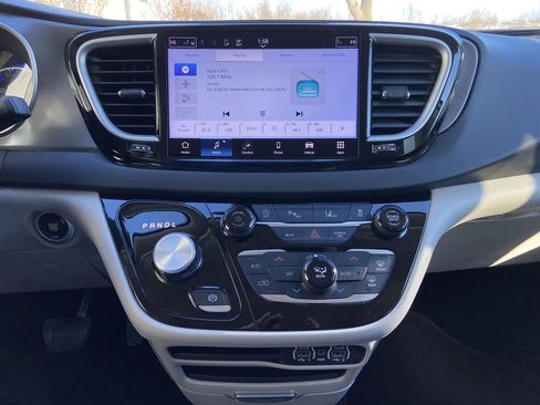 Used 2024 Chrysler Pacifica Touring-L image 18