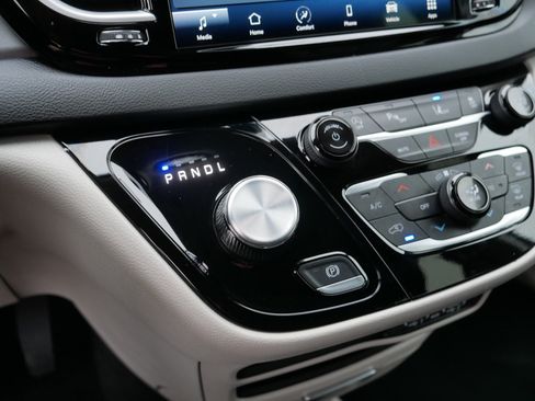 Certified 2024 Chrysler Pacifica Touring-L image 24