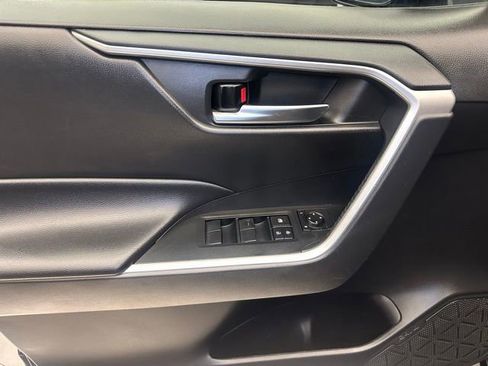 Used 2021 Toyota RAV4 XLE AWD/4WD image 21
