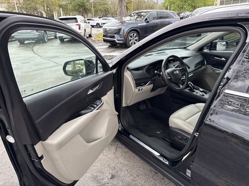 Used 2023 Cadillac XT4 Premium Luxury image 18