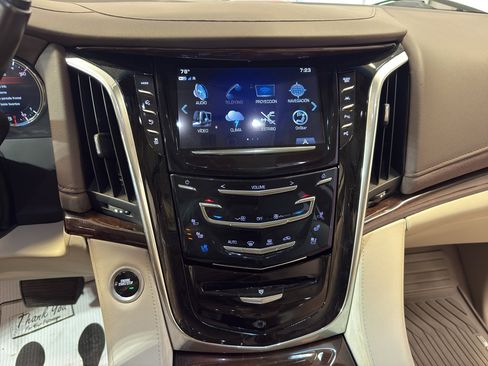 Used 2017 Cadillac Escalade ESV Premium Luxury AWD/4WD image 18