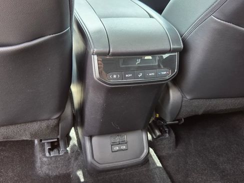 Used 2024 Toyota Highlander XLE FWD image 14