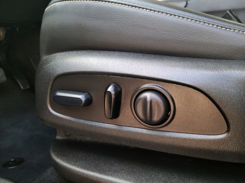 Used 2023 GMC Acadia SLT w/ Elevation Edition image 19