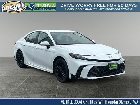 Used 2025 Toyota Camry SE image 1