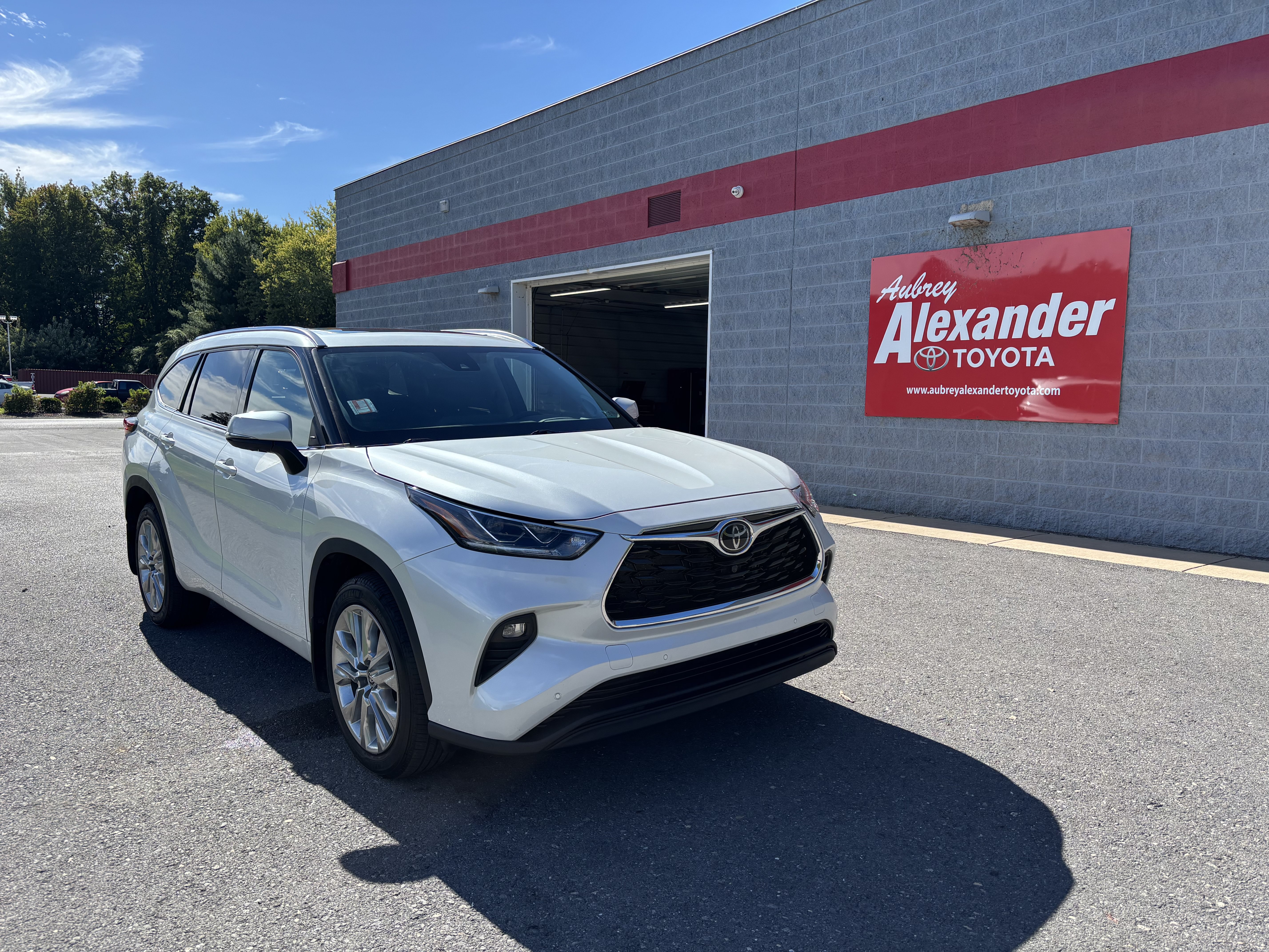 Used 2022 Toyota Highlander Limited AWD/4WD image 1