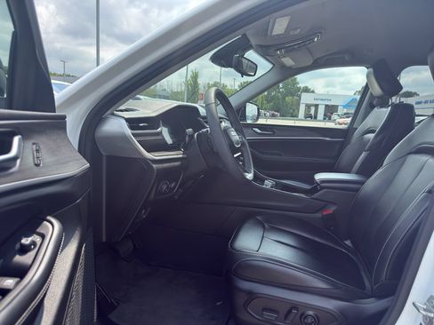 Used 2023 Jeep Grand Cherokee L Limited AWD/4WD image 11