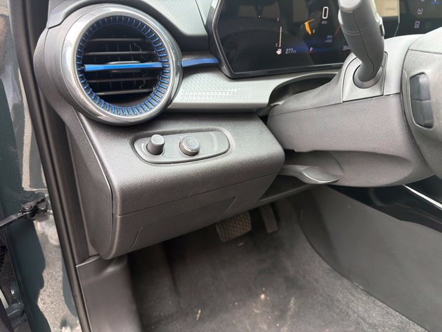 Used 2025 Chevrolet Trax LT FWD image 20