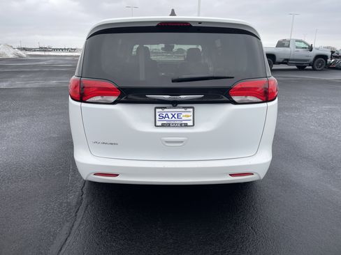 Used 2024 Chrysler Voyager LX image 4